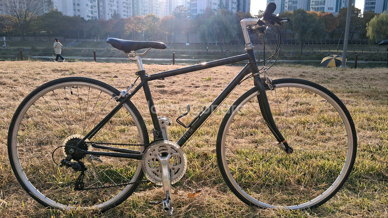 블랙 색상의 레스포 700C 펠릭스 자전거입니다. 레스포 원가 28만원. 라이딩을 즐기시는 분들께 추천드려요. 디자--2