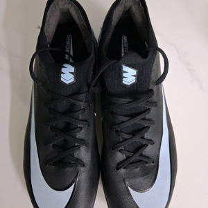 축구화. 풋살화. 나이키 머큐리얼 풋살화입니다.