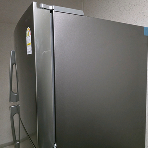 삼성 냉장고 RT62A7042SL 모델 판매합니다- 에너지 소비 효율은 3등급입니다- 월간 소비전력은 43.0 kW