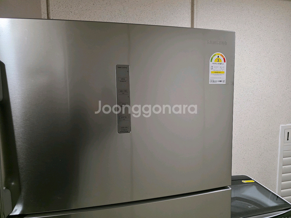 삼성 냉장고 RT62A7042SL 모델 판매합니다- 에너지 소비 효율은 3등급입니다- 월간 소비전력은 43.0 kW--3