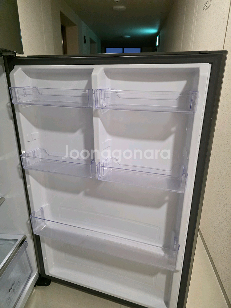 삼성 냉장고 RT62A7042SL 모델 판매합니다- 에너지 소비 효율은 3등급입니다- 월간 소비전력은 43.0 kW--6