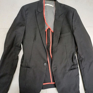 블랙 색상의 블레이저입니다. 마이 자켓