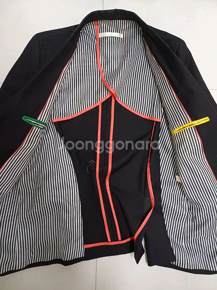 블랙 색상의 블레이저입니다. 마이 자켓--1