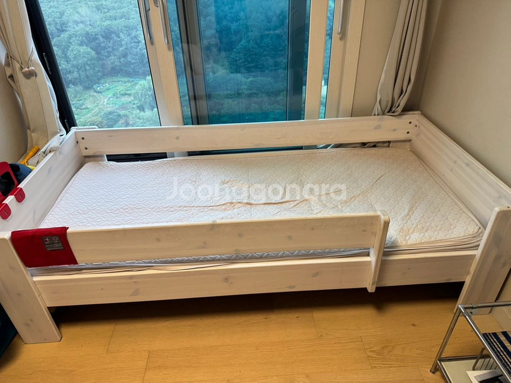 니스툴그로우 스틴스 원목 어린이 침대 판매--1