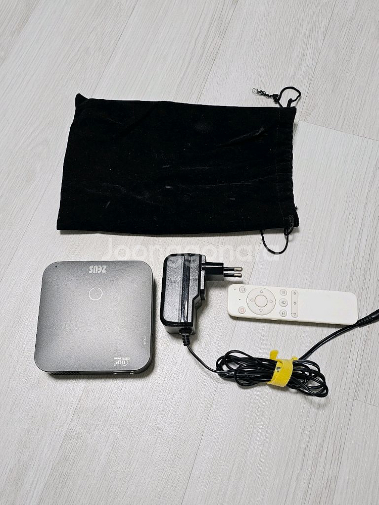 제우스 ZEUS A700 미니 캠핑용 빔프로젝터--0