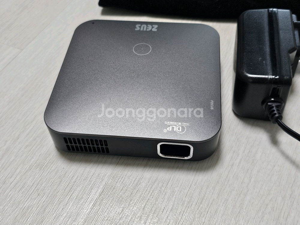 제우스 ZEUS A700 미니 캠핑용 빔프로젝터--1