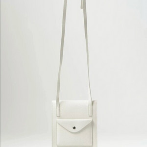 르메르 엔벨롭 스트랩 크로스백 화이트