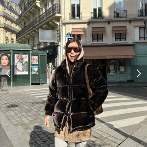 코스모폴리탄줄라이 벨벳 구스 패딩