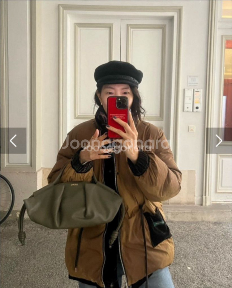 코스모폴리탄줄라이 벨벳 구스 패딩--9