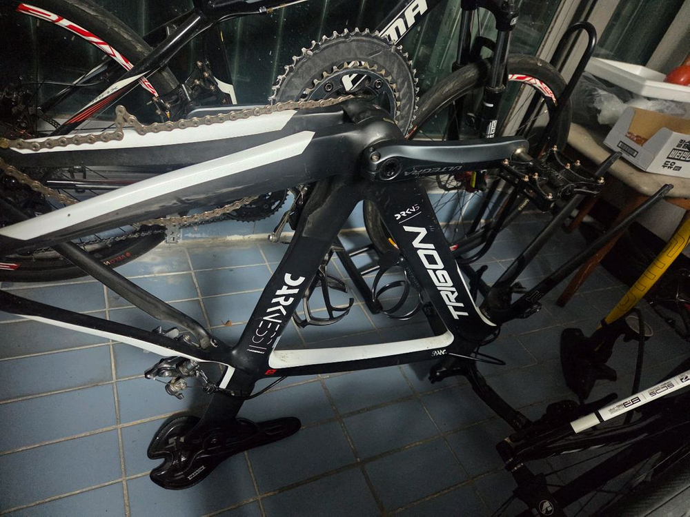 기함급 로드바이크, 트리곤 다크니스 R 반차 이미지