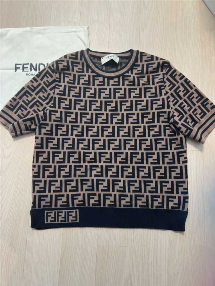 (백화점구매) 펜디 FF 로고 반팔 니트 (가격내림)--1