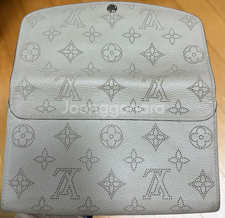 루이비통 마히나 장지갑 팝니다--2