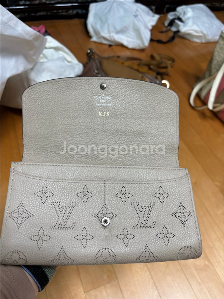 루이비통 마히나 장지갑 팝니다--1