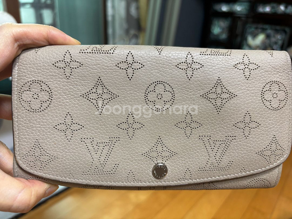 루이비통 마히나 장지갑 팝니다--0