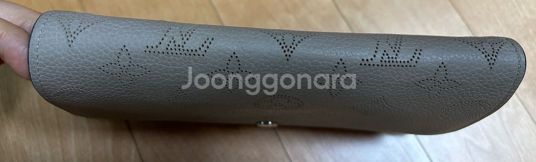 루이비통 마히나 장지갑 팝니다--7