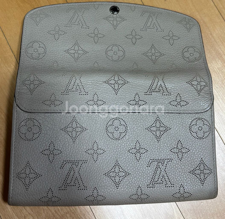 루이비통 마히나 장지갑 팝니다--3