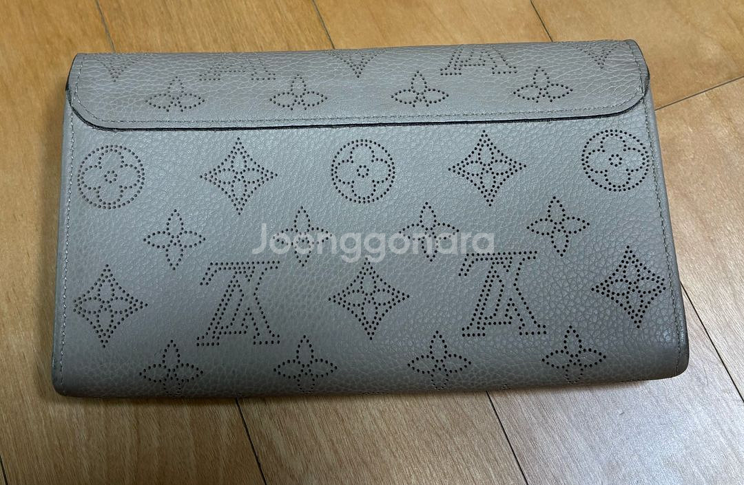 루이비통 마히나 장지갑 팝니다--6