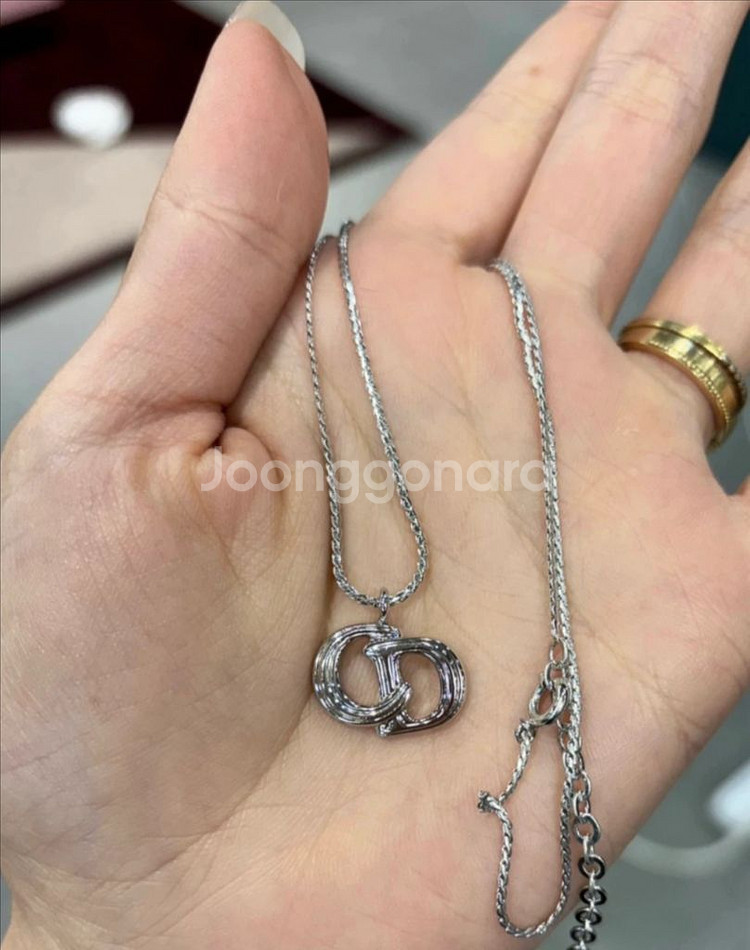 정품 디올 예리 웨이브 실버 목걸이--1