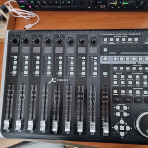 베링거 X-Touch 전자음악 컨트롤러