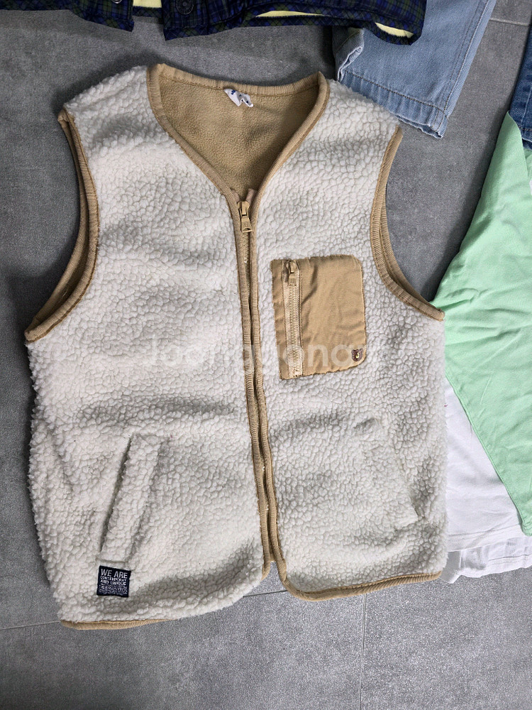 남아 140사이즈 옷 7벌 일괄 판매(아우터, 조끼, 청바지3, 티2)--4