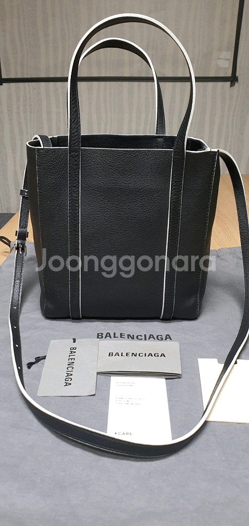 발렌시아가 에브리데이 크로스백 정품S급(감정서O)구찌프라다루이비통디올고야드샤넬셀린느보테가생로랑--2