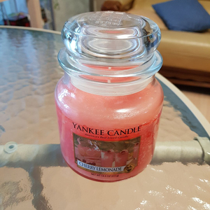 양키캔들 체리 레모네이드 미듐자 411g 새제품 팝니다. 방향제 향기