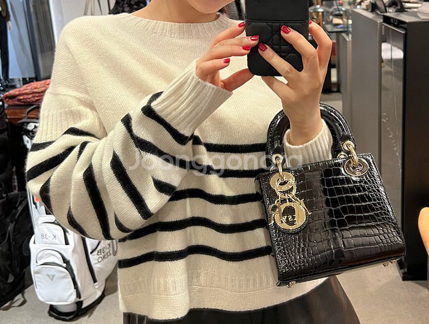 라두나 소프트 스트라이프 니트 (새상품)--1