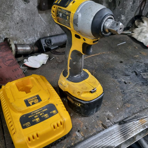 디월트 DCF875 무선 임팩트렌치 세트