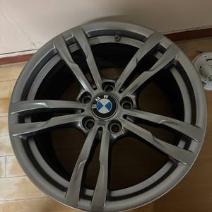 BMW F30 18인치 휠 4짝 팝니다.
