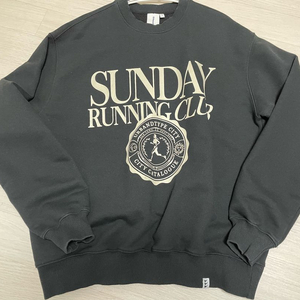 어반디티입 선데이 러닝 클럽 맨투맨 - 블랙