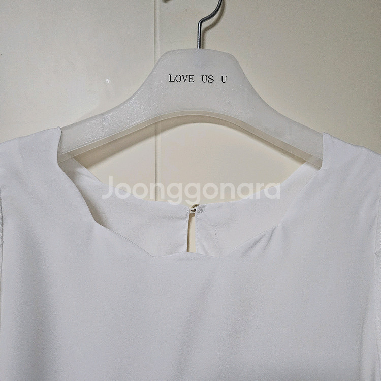 고퀄 오간자 퍼프 소매 물결넥 블라우스--1