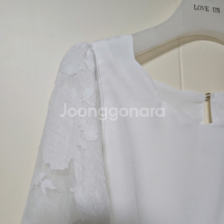 고퀄 오간자 퍼프 소매 물결넥 블라우스--2