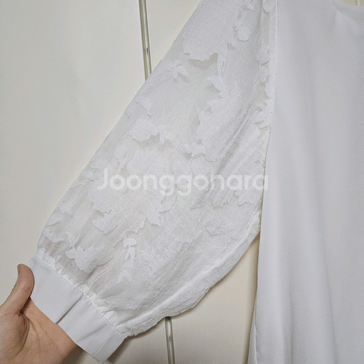 고퀄 오간자 퍼프 소매 물결넥 블라우스--3