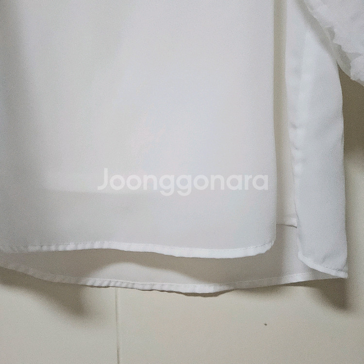 고퀄 오간자 퍼프 소매 물결넥 블라우스--5