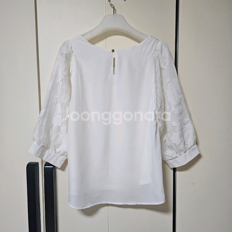 고퀄 오간자 퍼프 소매 물결넥 블라우스--7