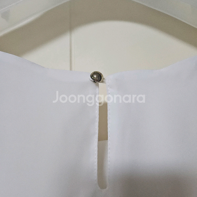 고퀄 오간자 퍼프 소매 물결넥 블라우스--9