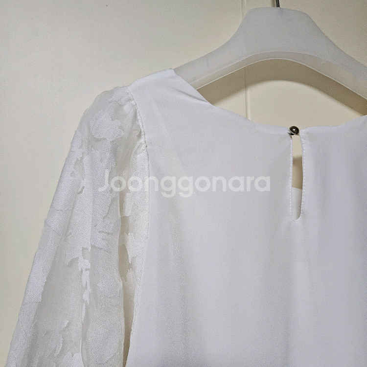 고퀄 오간자 퍼프 소매 물결넥 블라우스--8