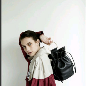 제이미 원더 시칠리아 블랙 버킷백