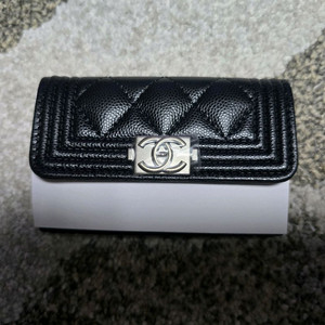 샤넬 보이 플랩 카드지갑 은장 캐비어 풀박스 새상품