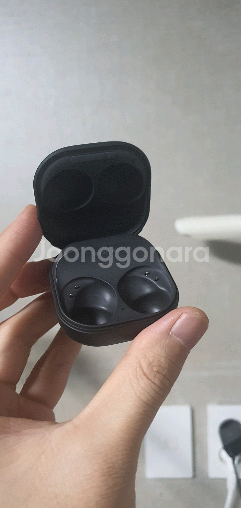 버즈 2 프로 그라파이트 충전기 본체 판매합니다--1