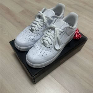 나이키 슈프림 에어포스 1 로우 화이트 265 급처