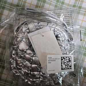 코스 퀼티드 나노 크로스바디백 실버 퀼티드 미니백