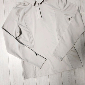 르꼬끄 여성 긴팔 카라 티셔츠 사이즈s오염 하자없이 깨끗해요^^세탁해뒀어요 르꼬끄 여성 긴팔 카라 티셔츠입니다