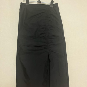 에잇세컨즈 검정 플리츠 스커트