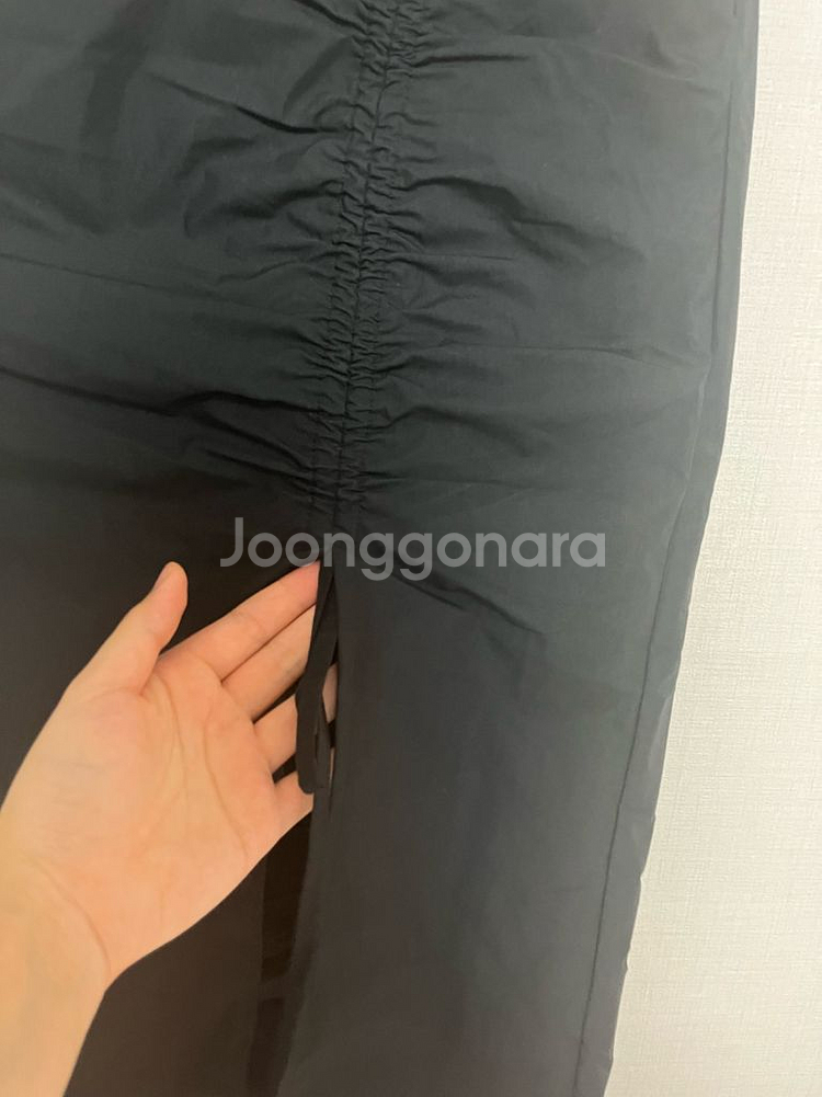 에잇세컨즈 검정 플리츠 스커트--5