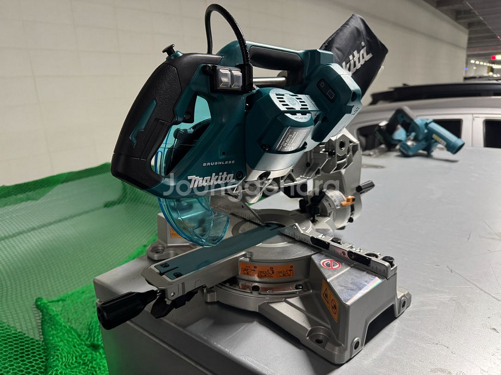 마끼다 무선 슬라이드 각도절단기 dls610 판매--0