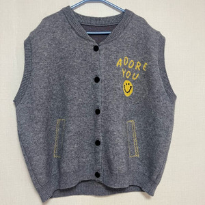 회색 스마일 니트조끼