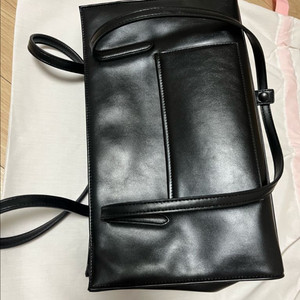 제이에스티나 출퇴근용 블랙 숄더백 팔아요!