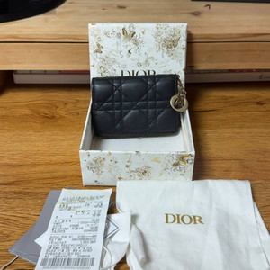 디올 레이디 까나쥬 카드지갑 풀구성