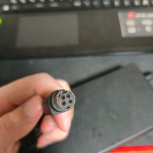 치코니 230w 4핀 노트북 충전기 팝니다.